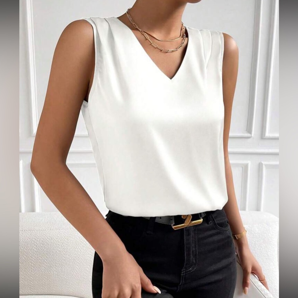 Luxe white V neck sleeveless blouse
